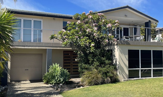 Caves Beach Casa | Beach House @ Caves Beach