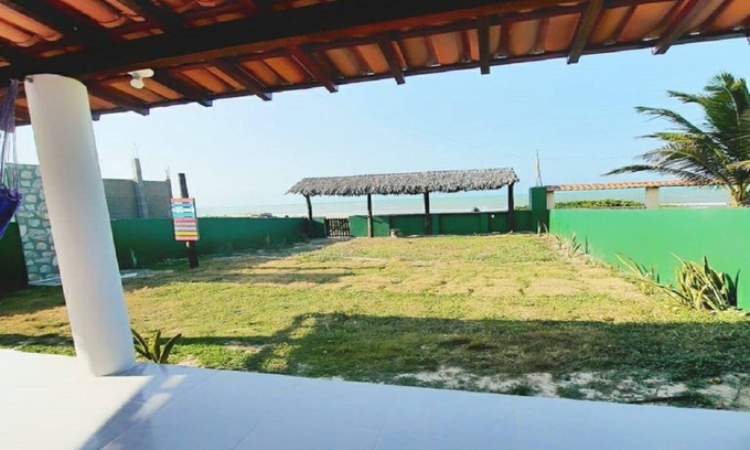 Baleia Casa | Beach house, facing the sea. "Foot on the sand"