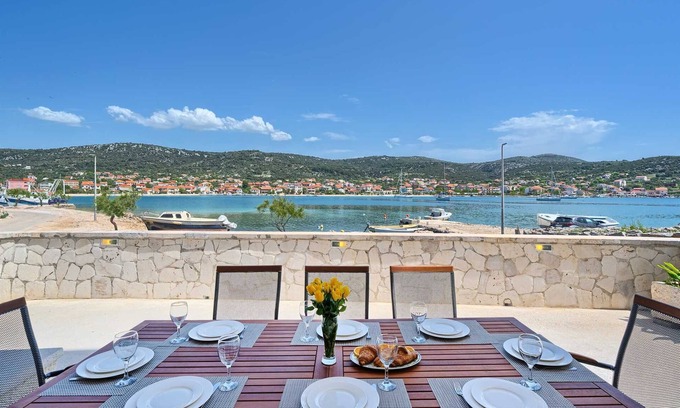Vinisce Villa | Beach House Joy: encantadora villa frente al mar con piscina climatizada para 8 personas