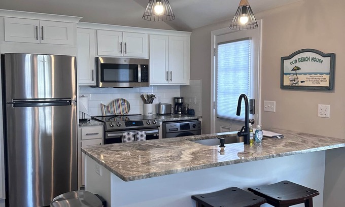 Hampton Casa | Beach House, Minutes' walk to Casino Area and the Sand, Newly Renovated.