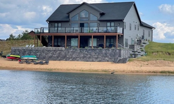 New Lisbon Casa | Beach house near Castle Rock Lake.