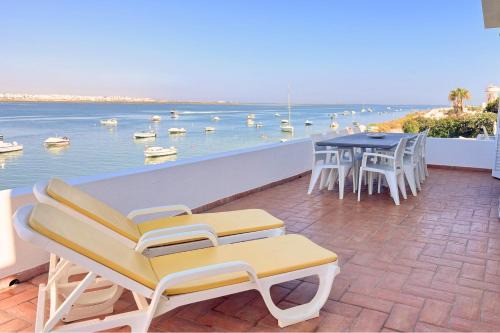 Praia de Faro Apartamento | Beach House on Faro Island with a Dreamy Terrace and 7 Beds for the Perfect Escape