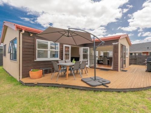 Whangamata Casa | Beach House on Hetherington - Whangamata Home