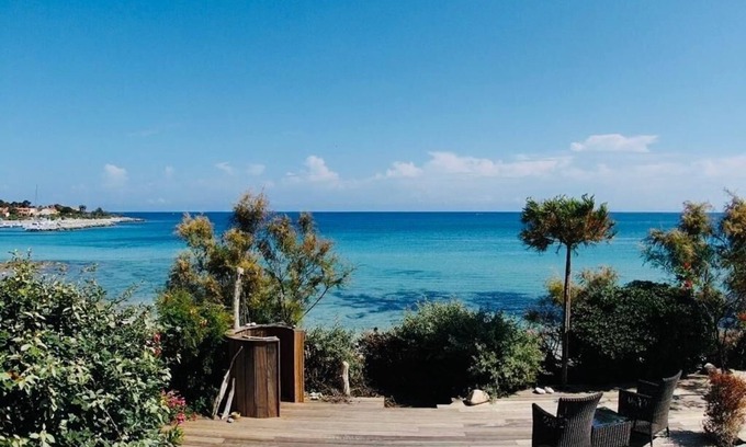 Marine de Saint Ambroggio Casa | Beach house on the water. Marine de Sant ambroggio