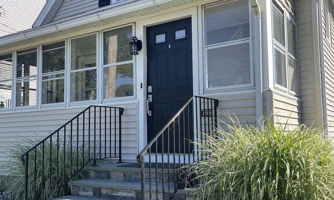 Fairfield Casa | Beach house - perfect location next to beach and town!