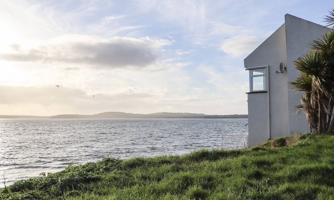 Duncannon Cabaña | BEACH HOUSE, pet friendly, with a garden in Duncannon, County Wexford