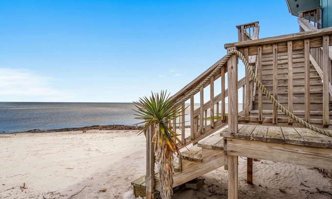 Cedar Island Casa | Beach House Privacy and Serenity by RedAwning