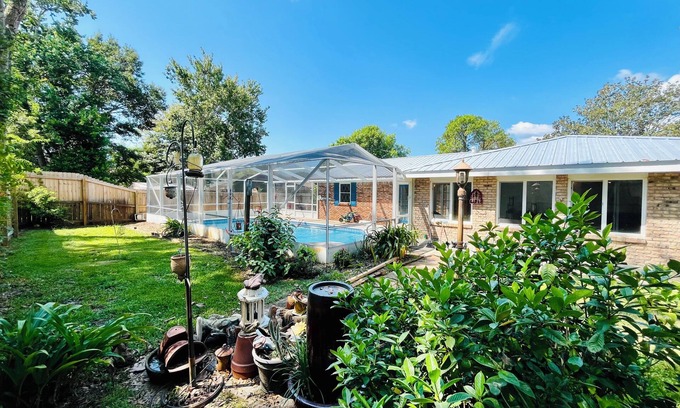 Wright Casa | Beach House Retreat- HUGE Pool, Centrally Located & WIFI