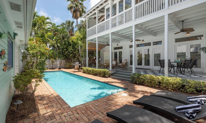 Bahama Village Casa | "BEACH HOUSE" ~ Impresionante casa 4B / 4Ba con piscina en una ubicación perfecta en el casco antiguo.