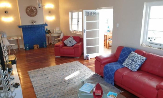 Knysna Central Casa | Beach House with DSTV & WIFI & basic housekeeping