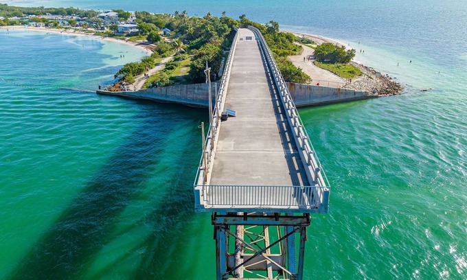 Breezeswept Beach Estates Casa | Beach house with Water View, Florida Keys