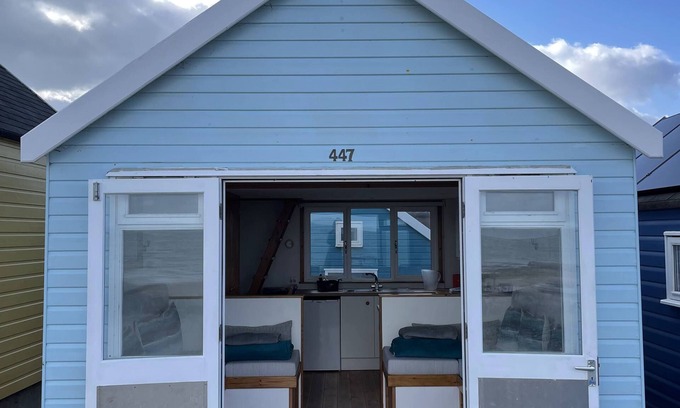 Hengistbury Head Chalet De Esquí | Beach Hut situated directly on the beach at Mudeford Spit, with an uninterrupted view across to the