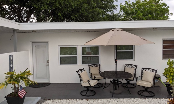 Laurel Condominio | Beach is only one a minute drive. Nicely remodeled condo.