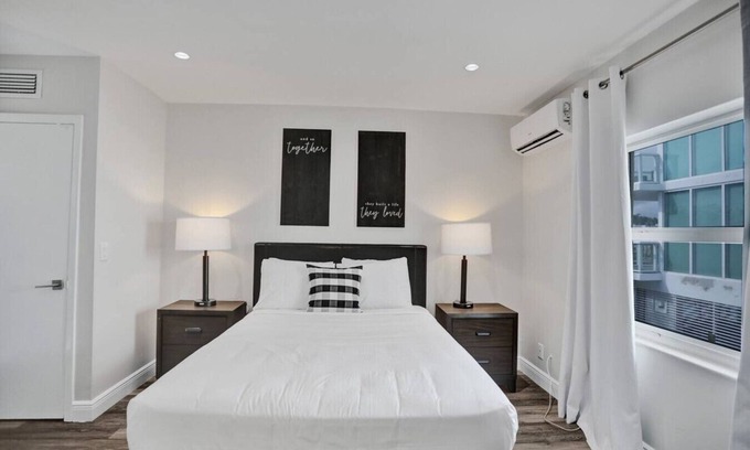 Hendricks and Venice Isles Apartamento | Beach Isles: Modern Studio Apartment in Fort Lauderdale
