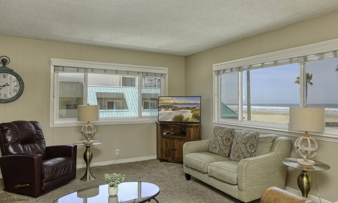 Downtown Condominio | Diez pasos de la playa. Unas vistas preciosas! El nivel superior condominio de 2 dormitorios