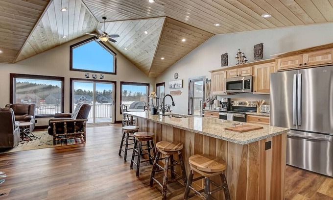 New Lisbon Casa | Beach Lake Cottage with Hot Tub
