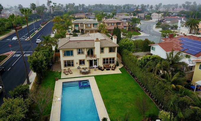 Huntington Beach Casa | Beach Living 15,000sf Resort propiedad a 5 minutos a pie de la playa.