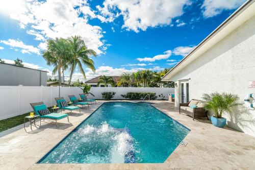 Singer Island Casa | Beach Luxury, 4B- 3B Heated Pool, Infinity Spa, Cabana with Outdoor Kitchen and TV, BBQ, Golden Tee Arcade, Walk to Beach! Sleeps 10