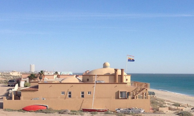 Puerto Peñasco Casa | Frente a la playa en la playa más bonita en Peñasco 6 dormitorios, 4 cuartos de baño, 20 pies Dome Techos