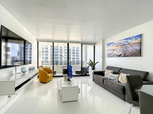 Hollywood South Central Beach Apartamento | Beach Paradise a cozy ocean view condo on the beach with free parking