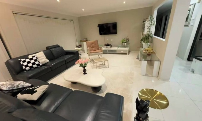 Tascott Casa | “Beach Paradise Villa | Private Garden & BBQ Area”