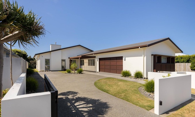Papamoa Beach Casa | Beach paradise with great entertaining. 15min walk to beach & 5min walk to shops