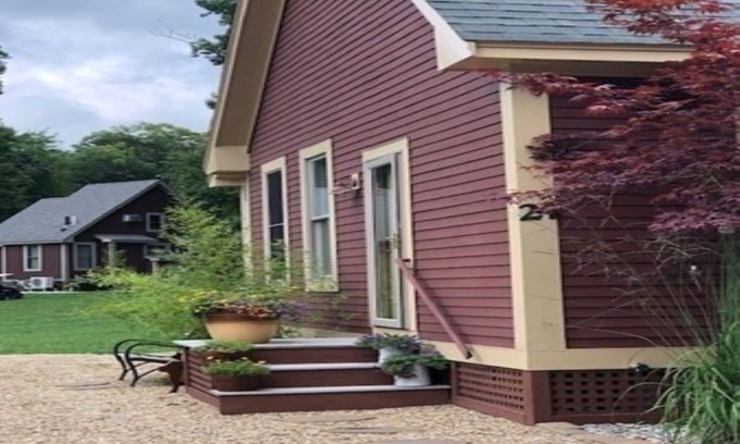 Graniteville Cabaña | Beach & pond Cottage