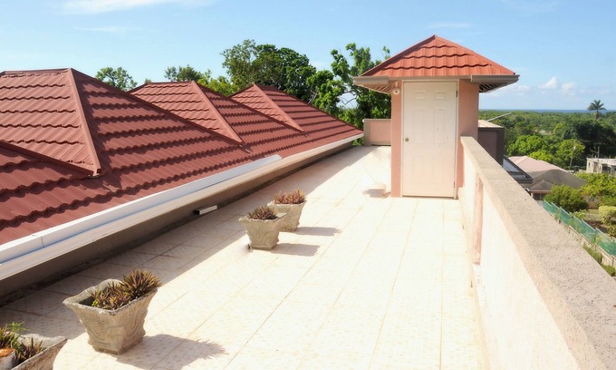 Runaway Bay Villa | Beach-Pool-Sun-family-6 bedroom getaway