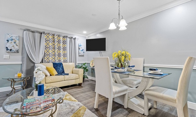 Pineapple Grove Arts District Condominio | 🌟Beach Retreat in Downtown Delray🌟King Bed 🌟Fast Wi-Fi🌟 Free Parking🌟
