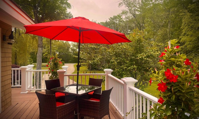 North Hampton Casa | Beach Retreat with deck and hot tub - short walk to ocean