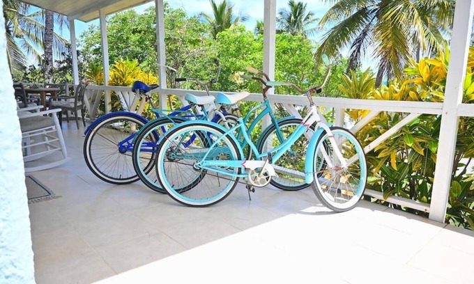 Gregory Town Casa | Beach-side cottage with views of the ocean