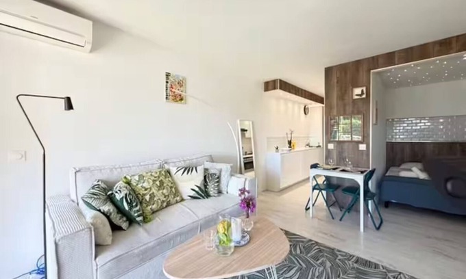 Golfe Juan Apartamento | Beach Studio in Golfe-Juan with Sea View, Parking near Cannes, Antibes, ports