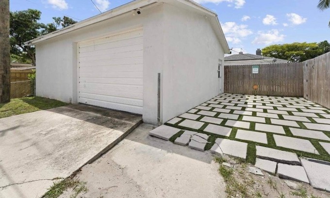 Poiciana Park II Apartamento | Beach Studio Near Downtown - Private Area/Driveway