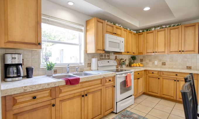 Sarasota Cabaña | Beach-Themed Cozy Cottage Close to Downtown, Beaches, Pinecraft & Legacy Trail!