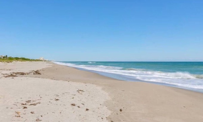 Beau Jeans Of Melbourne Beach Complejo | Beach Time Retreat: Enjoy the Comforts of Coastal Living