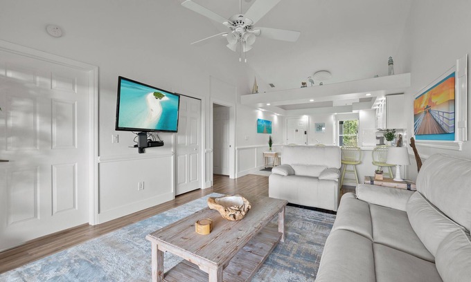 Naples Condominio | Beach Vibe Golf Condo with Resort Pool and Amenities!