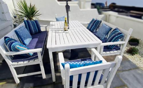 Folkestone Casa | Beach View, 4 bedroom house opposite the sea! Sleeps 10