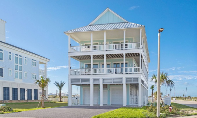 Galveston Casa | Beach view, central location, EV charger, 6 free parking, elevator