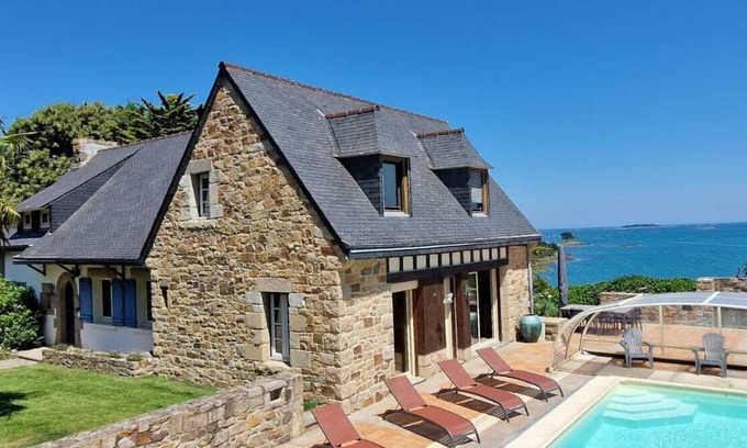 Lanmodez Casa | Villa con vistas a la playa al final del jardín piscina cubierta climatizada todo el año
