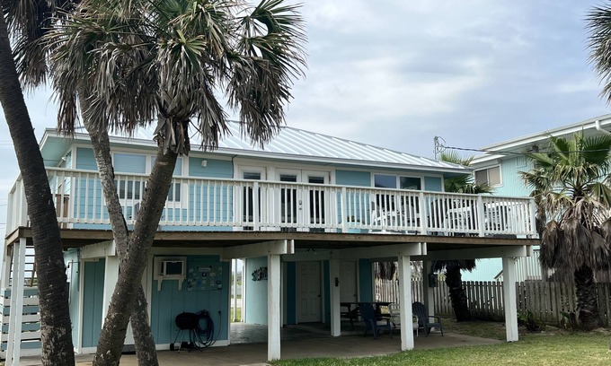 Bermuda Beach Casa | Beach views! 1 Minute walk to beach! Wake up to the sound of crashing waves!