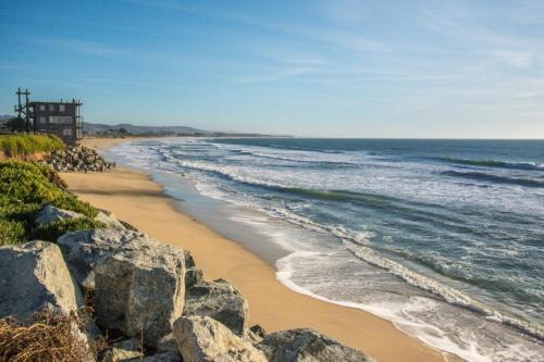 El Granada Casa | Beach Villa Home - Walk to Beaches Trails Restaurants Activities & more