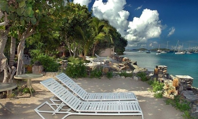 Great Cruz Bay Villa | Beach Villa - Obra maestra de piedra de la isla con piscinas y bañera de hidromasaje