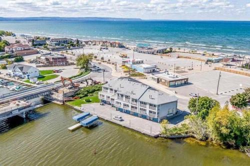 Wasaga Beach Casa | Beach1 River to Bay Getaway