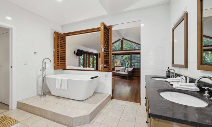 Sawtell Casa | Beached - Beach is your Back Yard, Pet Friendly
