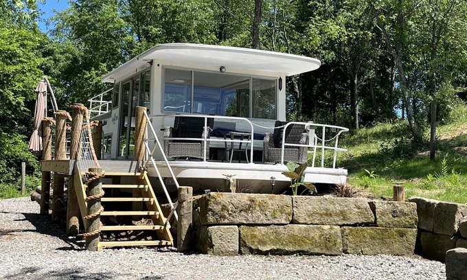Langsville Alquiler De Eote | Beached houseboat with lots of character and deck jacuzzi