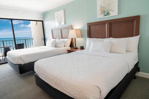 Litchfield by the Sea Apartamento | Beaches and Dreams 4th Flr Oceanfront Room