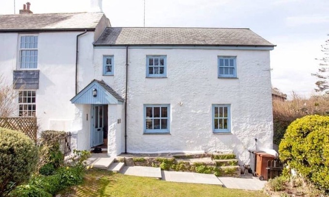 Burgh Island Cabaña | Piedra Casa del pescador Junto A Quiet Country Lane