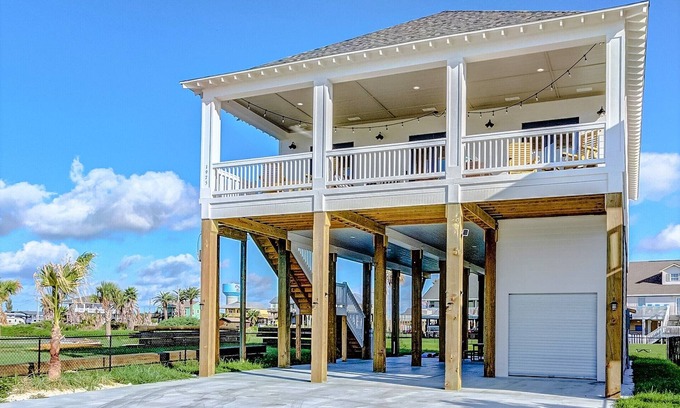 Crystal Beach Casa | Beaches&Dreams - HOT TUB - 5 Min Walk to Beach - Sleep 14