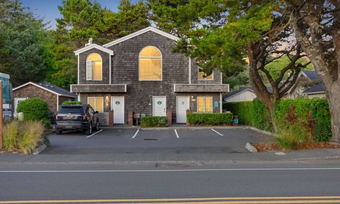 Downtown Cannon Beach Cabaña | Beaches Inn Fourplex Group Getaway: Walk to Beach| Dog-Friendly