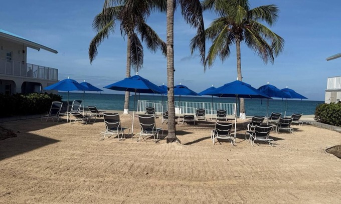 Seven Mile Beach Condominio | Frente a la Playa 1 Br Condo en Playa de Siete Millas A # 20 Cayman Reef Resort